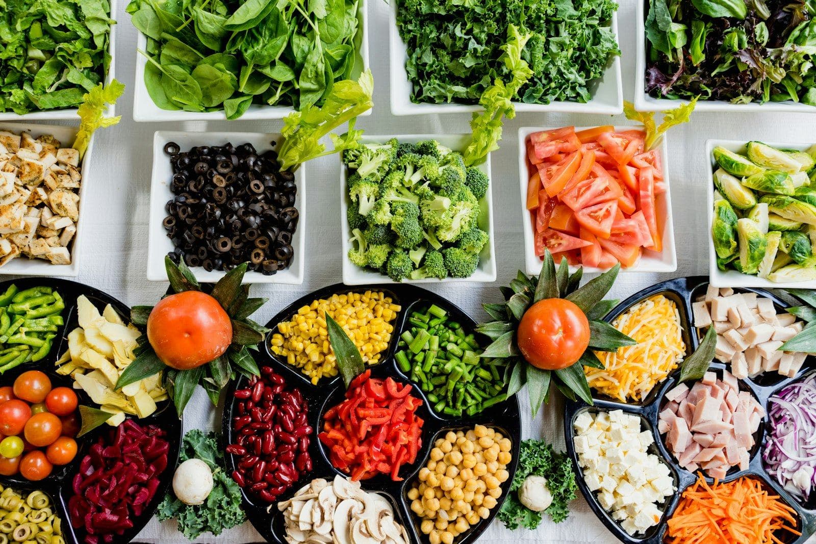 Barra de ensaladas con muchos ingredientes