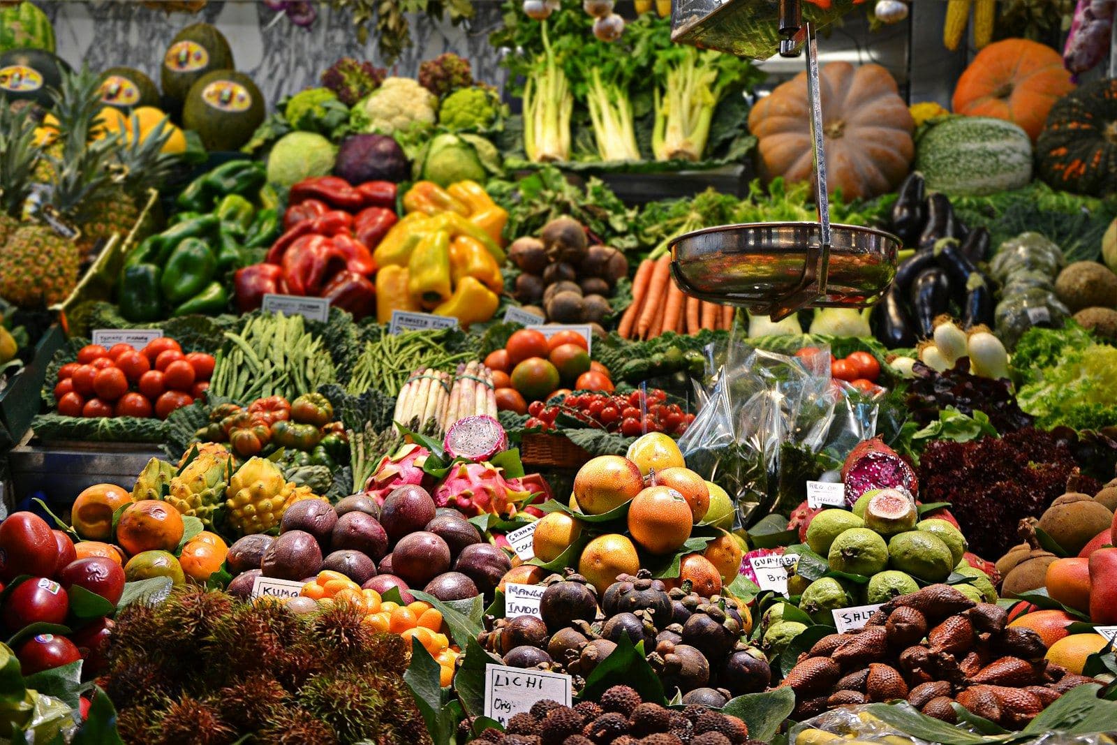 Puesto de mercado con frutas y verduras